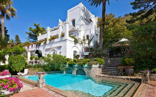 http://www.telegraph.co.uk/travel/10060605/Luxury-villas-in-Italy-15-of-the-best.html